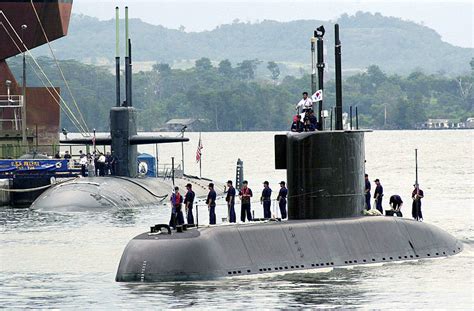 Pangkalan kapal selam tni al berada di lahan seluas 13 hektar di kelurahan watusampu, kota palu, itu sangat strategis untuk pengamanan wilayah nkri palu sangat cocok sebagai tempat pangkalan kapal selam, karena memliki teluk yang dalam dan terselubung, dan berada di beberapa palung dan. Garuda Militer: Misteri Kapal Selam Indonesia