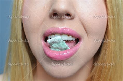 Young Woman Chewing Gum — Stock Photo © Pawelhelbik1985 40321633