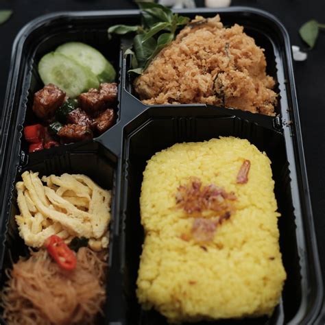 Wirausahawati daring ikan receuh dengan nasi gurih: Gambar Nasi Kotak Ayam Kremes - Gambar Hitam HD