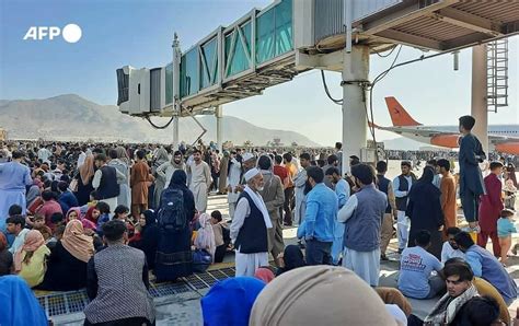 آویزان شدن مردم از هواپیمای در حال پرواز در فرودگاه کابل فیلم