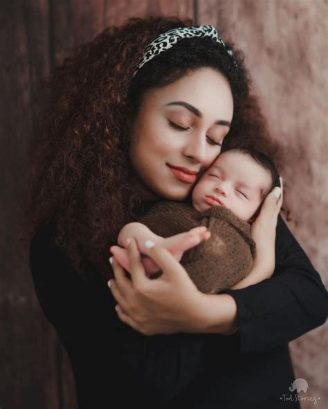 Actress Pearle Maaney And Her Baby Nila Viral Stills പേളിയും കുഞ്ഞും