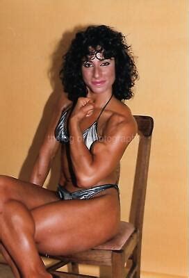 ANNIE RIVIECCIO BODYBUILDER FOUND PHOTO Color MUSCLE WOMAN EN 22 54 Q