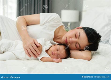 Madre Y Su Bebé Durmiendo Juntos En La Cama Foto De Archivo Imagen De