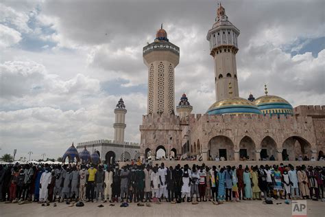 Tens Of Thousands Attend Senegal Pilgrimage Despite Covid 19 — Ap Photos