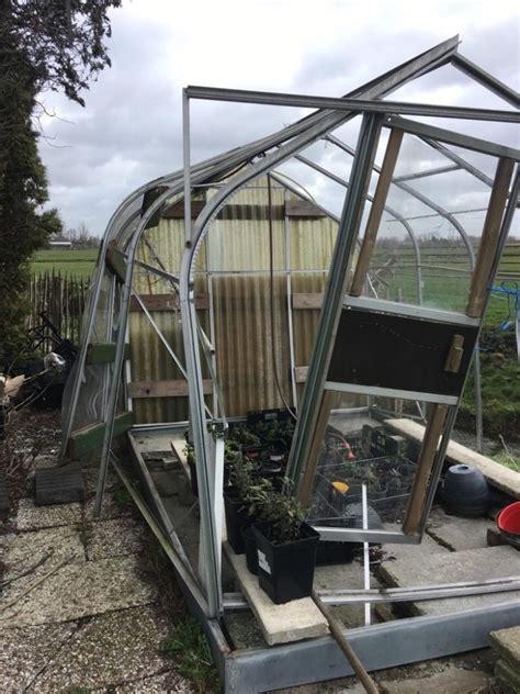 The warning says that in the south there could be 'damage to infrastructure' as well as travel disruption. Uit de moestuin - Welke was nou heftiger, storm Bella of ...