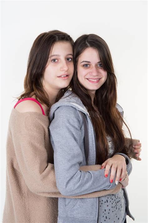 Deux Lesbiennes Soeurs Jumelles Belle Jeune Femme Bouclée En Robe élégante Se Tenant La Main Au