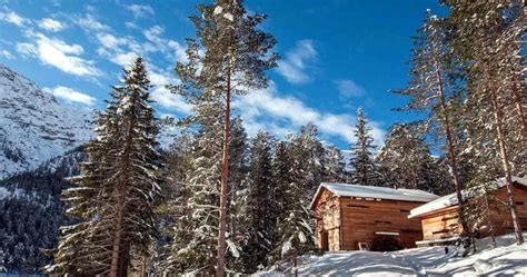 La famiglia irsara quotidianamente trasmette, con amore e passione uno stile di vita sano a contatto con la natura, seguendo i ritmi delle stagioni e. Chalet Val Badia in parco naturale affitto - Ville da Sogno