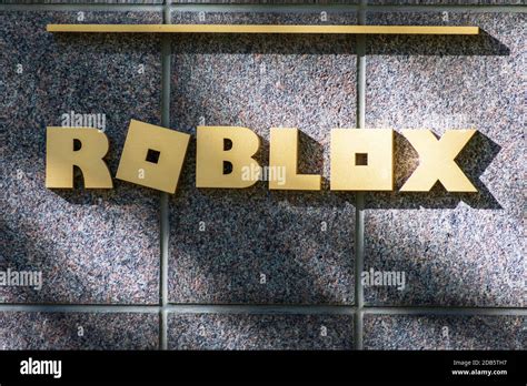 Logotipo De Roblox En La Sede Roblox Es Una Plataforma De Juegos En