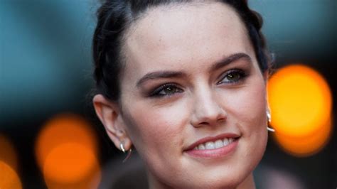 ‘star Wars Star Daisy Ridley Shows Off Her Boss Lightsaber Moves For