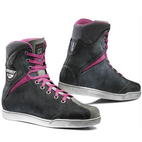 At louis we use the term city boots to refer to ankle boots and sneakers, designed specifically for motorcycle riders, and we have a wide range available. TCX X-Rap Womens Waterproof Motorcycle Shoes - Urban ...