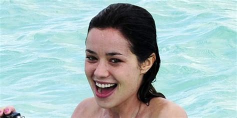 Dafne Fernández Enseña Su Embarazo En La Playa Posando En Bikini