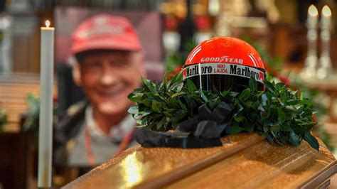 Jetzt heißt es abschied nehmen: Niki Lauda: Sarg der Formel-1-Legende im Stephansdom ...