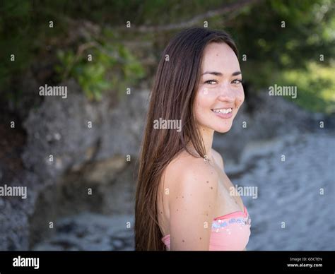 Junge Schöne Mischlinge Frau Am Strand Im Bikini Lächelnd Stockfotografie Alamy