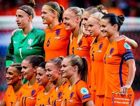 Oranje leeuwinnen buigen opnieuw voor amerikanen. Oranje Leeuwinnen blijven nummer 7 van de wereld | Foto ...