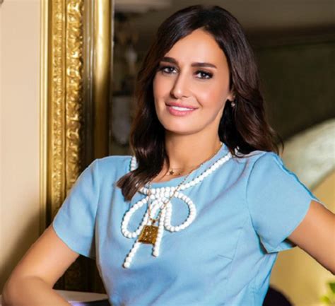 بدأت العمل الفني بعمر الخامسة عشرة ونالت أول بطولاتها أمام الفنانة ليلى علوي وحنان ترك في فيلم حب البنات على الرغم أن كانت بالسنة الرابعة بمشوارها الفني. هنا شيحة: «أنتِ امرأة قوية»؟