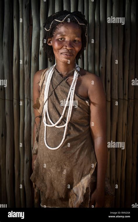 Portrait D Une Ju Hoansi Bushmen San Femme Photo Stock Alamy