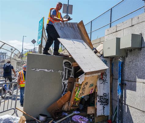 Nyc Demolishes Manhattan Bridge Hobos Makeshift Sro