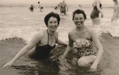 Foto H Bsche Frauen Halb Nackt Nude Badeanzug Strand Momentaufnahme