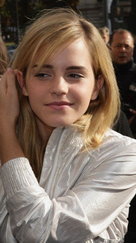 Emma Watson Wallpaper Download Mobcup