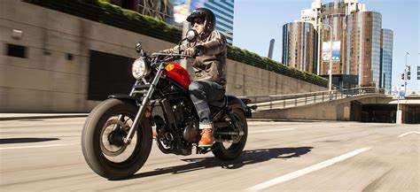 Suzuki pushes the venerable boulevard s40 line into the 2019 model year with naught but a few extra touches to the paint. 2019 Honda Rebel 500 Vs Suzuki Boulevard S40 Honolulu Hi ...