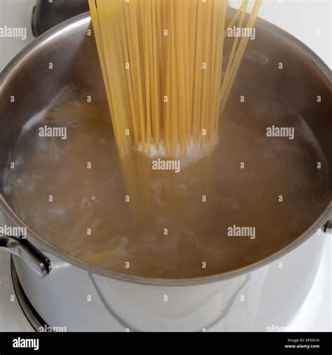 Spaghetti Pasta Zubereiten Nudeln Kochen Im Wasser Im Topf Stock Photo