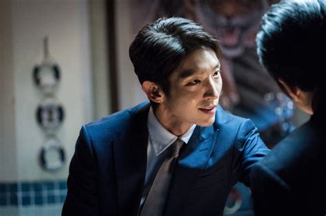 Lee Joon Gi Shows He’s A Force To Be Reckoned With In Tense “lawless Lawyer” Standoff