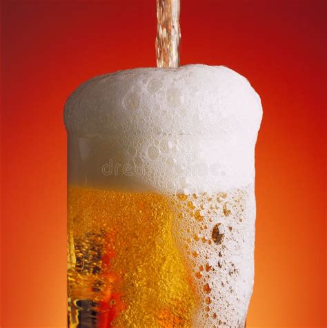 Derramando Um Vidro Da Cerveja Imagem De Stock Imagem De Alcalino