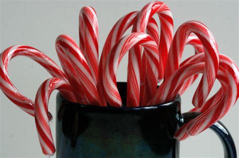 Cada año, tres semanas antes de las vacaciones de navidad, los alumnos encargan bastones de caramelos; El bastón de caramelo navideño y los mitos acerca de su origen
