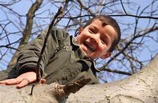 arrampica ragazzo felice albero sorridente sull rocciose ragazza montagne