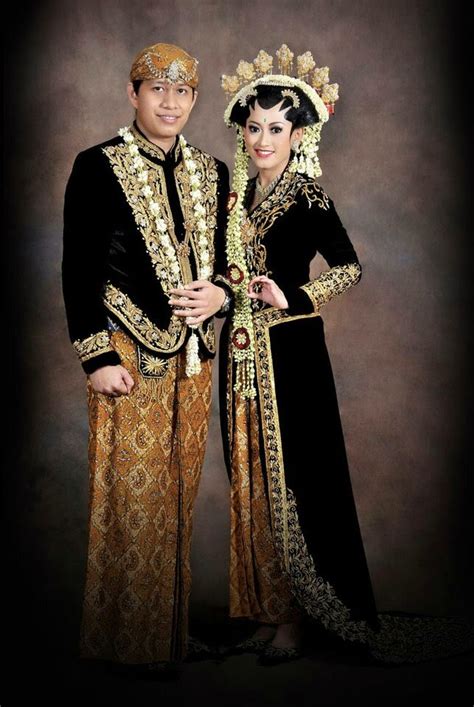 Terbuat dari kain beludru hitam dan kawat emas. about fashion: Pakaian Adat Nusantara