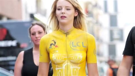 Insolite elle se promène seins nus au Tour de France TDF2015 Scoopnest