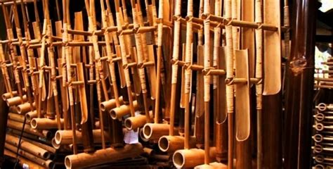 Perbedaan dasar alat musik ini musisi jazz memanfaatkan semua bunyi yang dihasilkan alat musik trompet dan trombon. 10+ Alat Musik MELODIS : Gambar + Penjelasannya LENGKAP