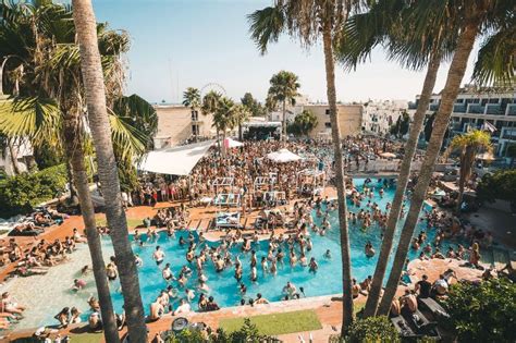 In the summer the resort attracts mainly two types of people; Pool Parties in Ayia Napa - The biggest and messiest day ...