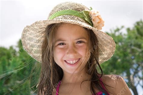 Fundo Garota De Verão Garota Feliz De 9 Anos Nas Férias De Verão Foto E