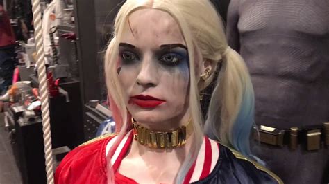 Life Size Statue Of Margot Robbie As Harley Quinn Youtube