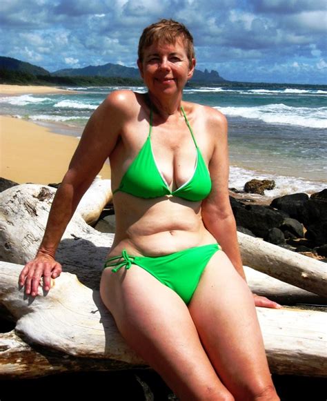 Женщины за 50 в купальниках на пляже 91 фото