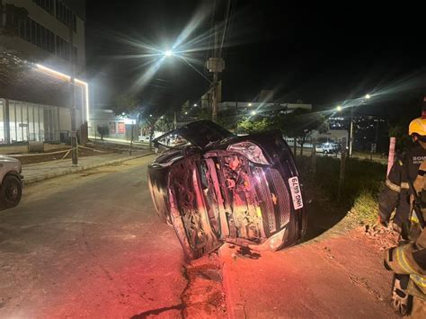 Duas pessoas ficam feridas após carro capotar no Barreiro em BH