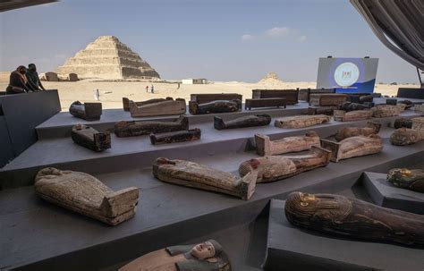 Egypte Cinq nouvelles tombes découvertes sur le site de Saqqara près des pyramides