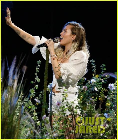 Miley Cyrus Performs Malibu On The Voice Finale Watch Now Photo