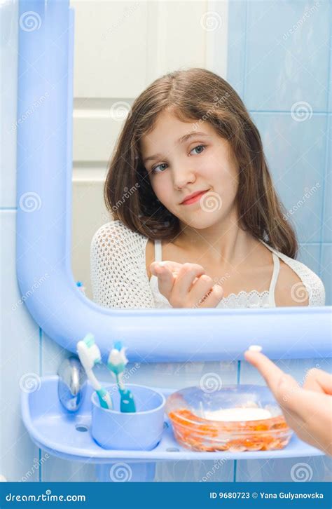Menina Adolescente No Banheiro Imagem De Stock Imagem De Toalete Retrato 9680723