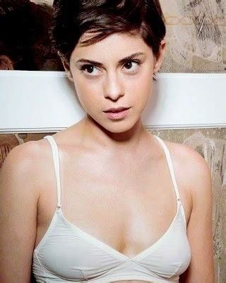 Rosa Salazar Nude And Sexy Photos The Fappening