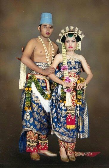 Indonesia Wedding Couple From Java Traditional Outfits Costumes Around The World Traditional