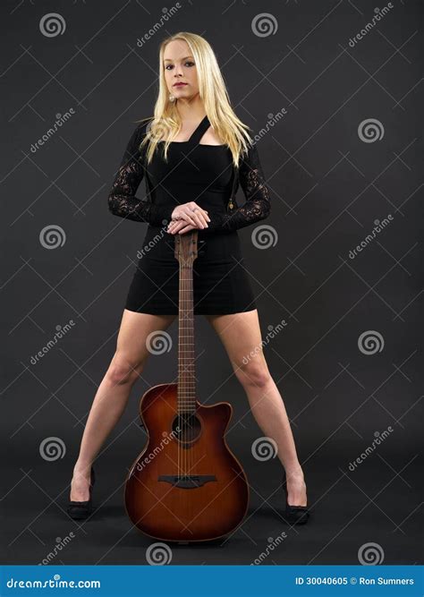 femelle se tenant avec la guitare acoustique image stock image du musique attrayant 30040605
