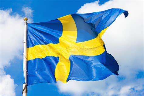 Bandera Sueca Azul Con Cruz Amarilla Ondeando En El Viento Contra Un