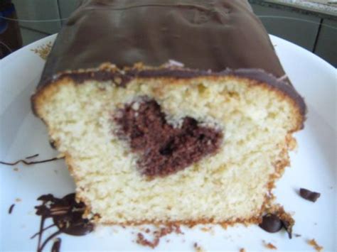 Da man zwei kuchen backen muss. Kastenkuchen mit Herz in der Mitte - Rezept - kochbar.de