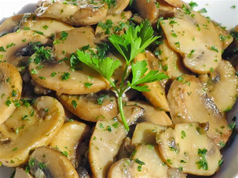 Sin embargo existen algunas variaciones en la salsa con la que van servidas que le dan un toque diferente al plato. Champiñones al ajillo olla GM