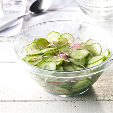 Gurkensalat mit Dill und Zwiebeln So lecker und schnell lässt sich der