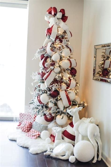 My christmas tree is decorated in a traditional style with natural accents but these tips and tricks work for most decor christmas trends including neutral christmas decor, blue christmas decorations, farmhouse rustic chalkpaint best deal! 96+ Fabulous Christmas Tree Decoration Ideas 2020 | Pouted.com