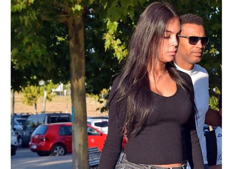 Cristiano Ronaldo S Pregnant Girlfriend Georgina Rodriguez Shows Off Her Growing Baby Bump