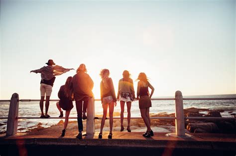 Boho Style Friends Reaching The Beach On A Road Trip Wyse Travel